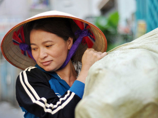 Chị ve chai nhặt được 5 triệu yen: Hồi hộp chờ “phút 90” - 2
