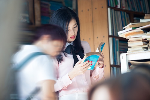 HH Triệu Thị Hà giản dị đi mua sách cũ - 1