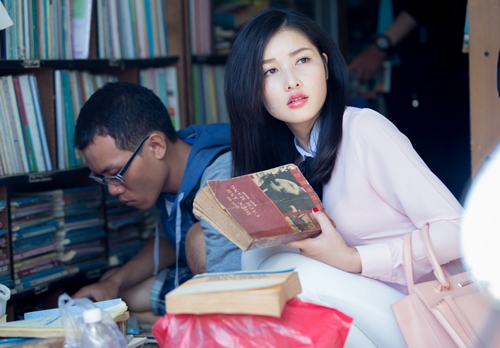 HH Triệu Thị Hà giản dị đi mua sách cũ - 2