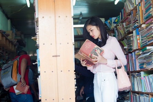 HH Triệu Thị Hà giản dị đi mua sách cũ - 4