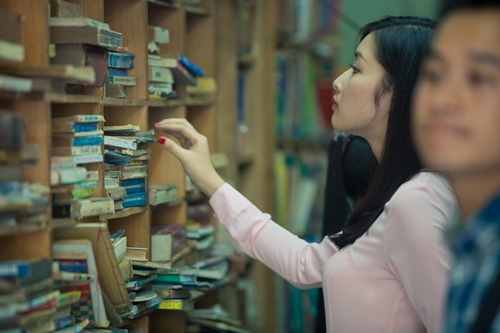 HH Triệu Thị Hà giản dị đi mua sách cũ - 6