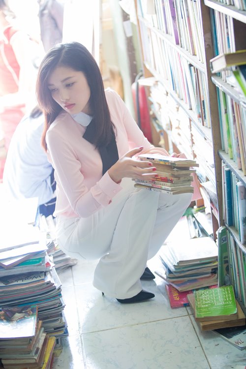 HH Triệu Thị Hà giản dị đi mua sách cũ - 9