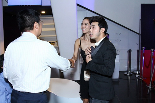 Ưng Hoàng Phúc dẫn bạn gái ủng hộ phim Phước Sang - 5