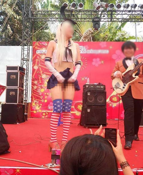 Người mẫu khoe da thịt tại triển lãm, chị em Việt nóng mắt - 9