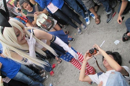 Người mẫu khoe da thịt tại triển lãm, chị em Việt nóng mắt - 10