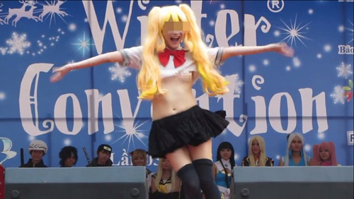 Người mẫu khoe da thịt tại triển lãm, chị em Việt nóng mắt - 11