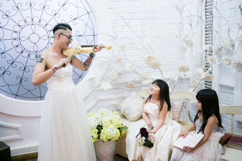 Gặp bố đơn thân gây xúc động khi mặc váy cưới vì con - 1