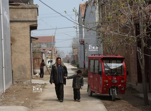 Cậu bé 12 tuổi không biết nói vì bị nhốt cùng mẹ tâm thần - 9