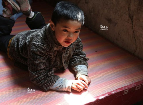 Cậu bé 12 tuổi không biết nói vì bị nhốt cùng mẹ tâm thần - 1