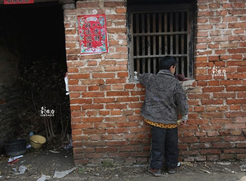 Cậu bé 12 tuổi không biết nói vì bị nhốt cùng mẹ tâm thần - 4