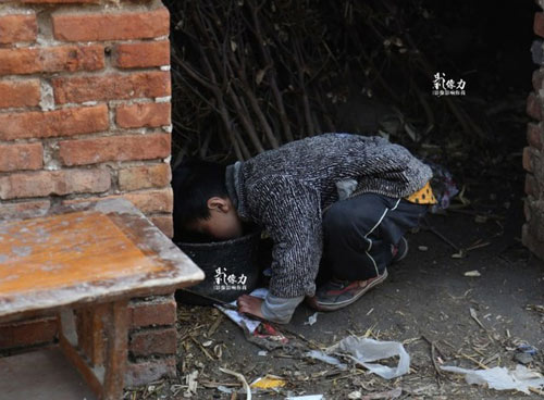 Cậu bé 12 tuổi không biết nói vì bị nhốt cùng mẹ tâm thần - 5