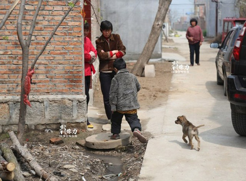 Cậu bé 12 tuổi không biết nói vì bị nhốt cùng mẹ tâm thần - 8