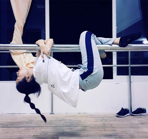 Chồng Diễm Hương cặm cụi treo ảnh cưới - 3