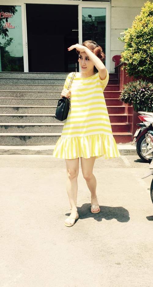 Chồng Diễm Hương cặm cụi treo ảnh cưới - 2