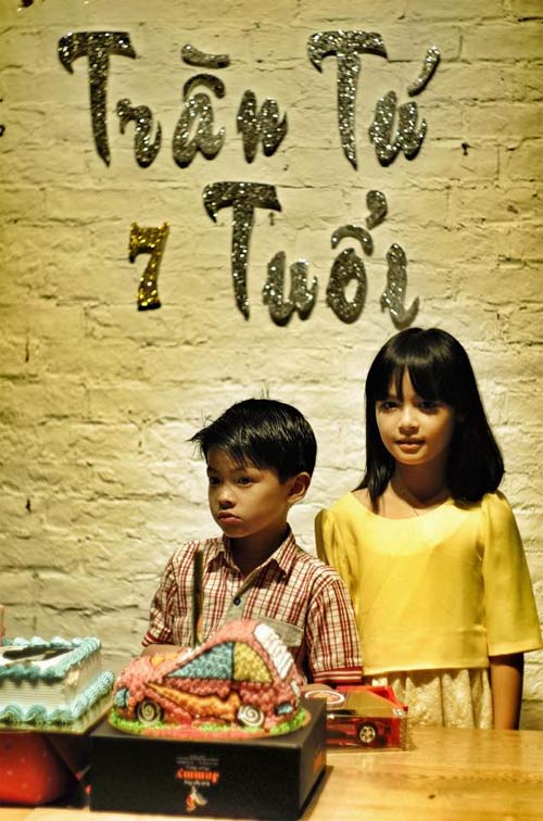 Chồng Diễm Hương cặm cụi treo ảnh cưới - 7