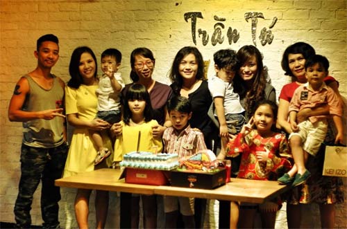 Chồng Diễm Hương cặm cụi treo ảnh cưới - 8