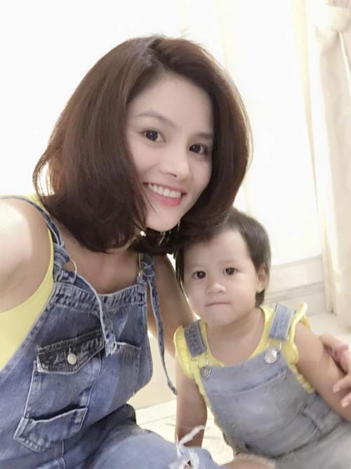 Chồng Diễm Hương cặm cụi treo ảnh cưới - 10