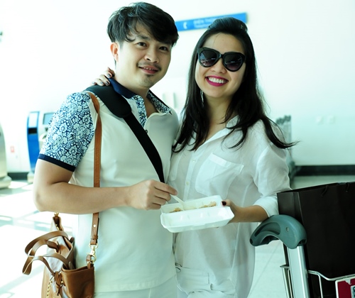 Vợ chồng Lê Khánh ăn vội cơm hộp tại sân bay - 2