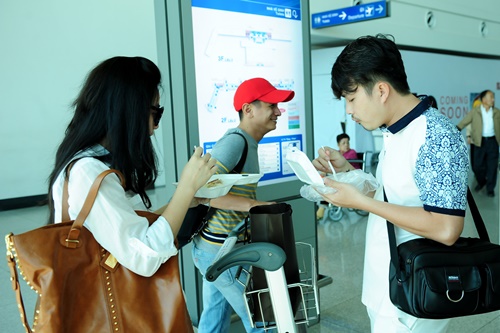 Vợ chồng Lê Khánh ăn vội cơm hộp tại sân bay - 5