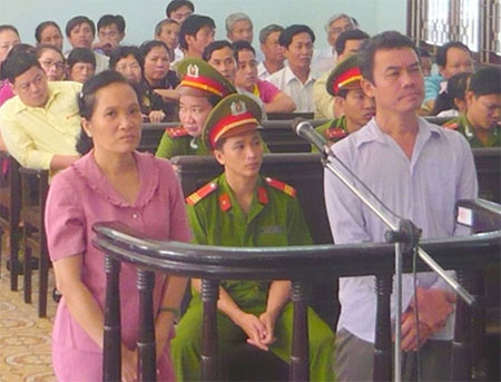 Sát hại mẹ rồi cùng vợ buộc gạch thả xuống sông - 2