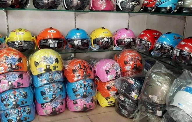 Phụ huynh đổ xô đi mua mũ bảo hiểm cho con - 2