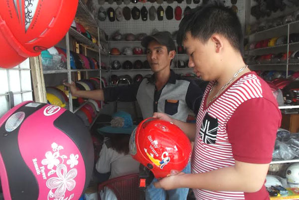 Phụ huynh đổ xô đi mua mũ bảo hiểm cho con - 1