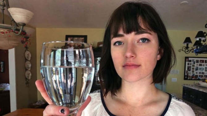 Bệnh lạ: Cô gái bị dị ứng với nước mắt của chính mình - 1