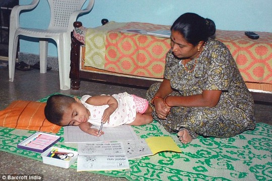 Thiếu nữ 19 tuổi quot;kẹt” trong hình hài trẻ 2 tuổi - 2