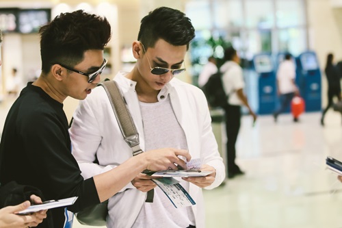 Isaac cực điển trai và nam tính tại sân bay - 11