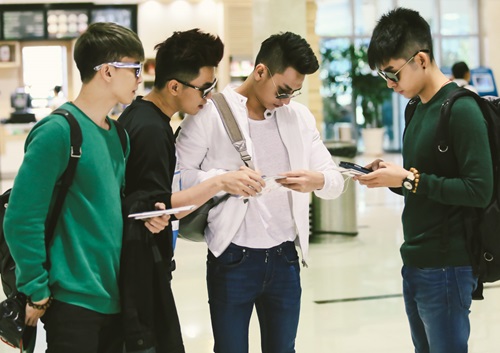Isaac cực điển trai và nam tính tại sân bay - 12