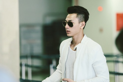 Isaac cực điển trai và nam tính tại sân bay - 3