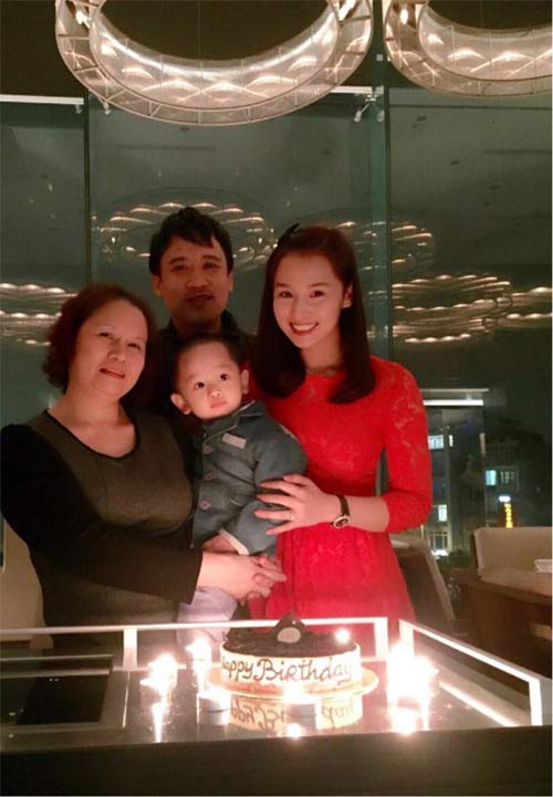 Lý Nhã Kỳ đút cho mẹ ăn khiến fan xúc động - 8