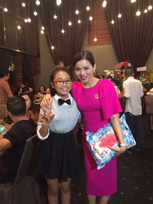 Lý Nhã Kỳ đút cho mẹ ăn khiến fan xúc động - 4