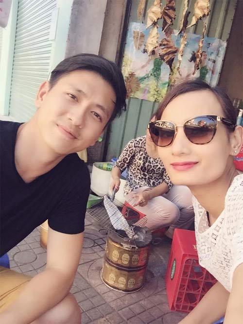 Lý Nhã Kỳ đút cho mẹ ăn khiến fan xúc động - 15