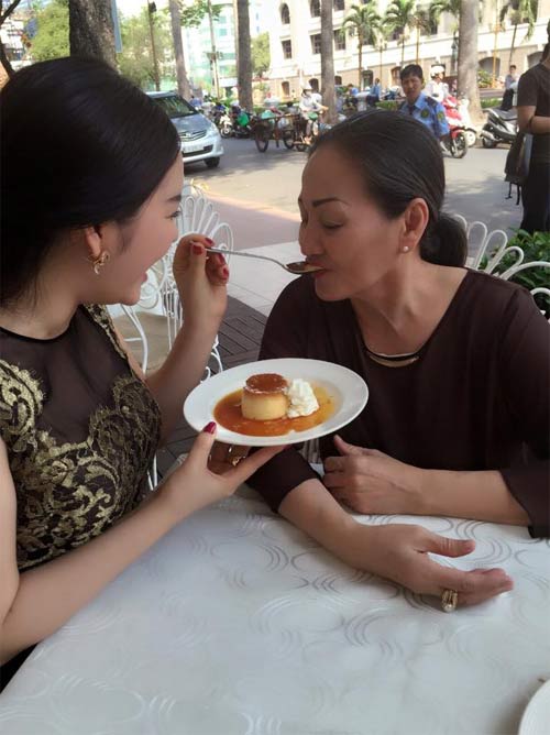 Lý Nhã Kỳ đút cho mẹ ăn khiến fan xúc động - 1