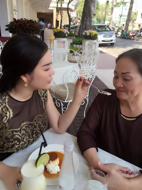 Lý Nhã Kỳ đút cho mẹ ăn khiến fan xúc động - 2
