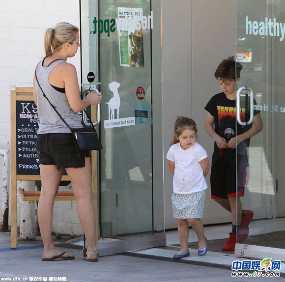 Nhóc Harper chắp tay sau lưng như quot;bà cụquot; - 1