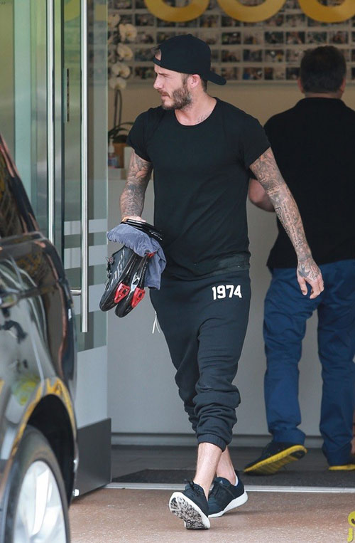 Nhóc Harper chắp tay sau lưng như quot;bà cụquot; - 5