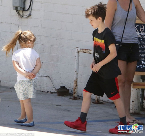 Nhóc Harper chắp tay sau lưng như quot;bà cụquot; - 4