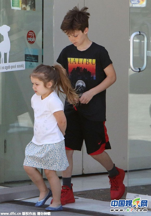 Nhóc Harper chắp tay sau lưng như quot;bà cụquot; - 3