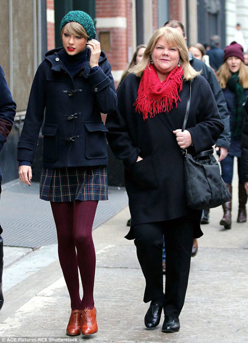 Nhóc Harper chắp tay sau lưng như quot;bà cụquot; - 6