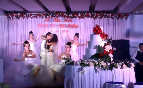 Choáng váng chú rể, cô dâu hát hay như ca sĩ - 2