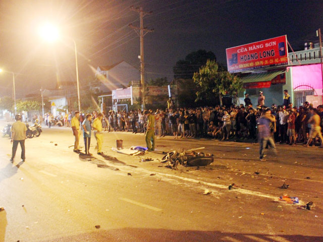 Vợ tử nạn, chồng nguy kịch sau cú đối đầu ô tô - 1