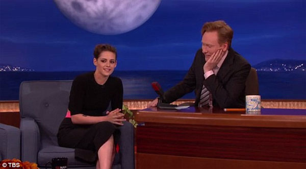Kristen Stewart công khai nắm tay người tình đồng giới - 4