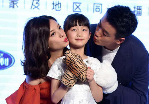 Triệu Vy khoe vai trần gợi cảm bên Đồng Đại Vy - 3