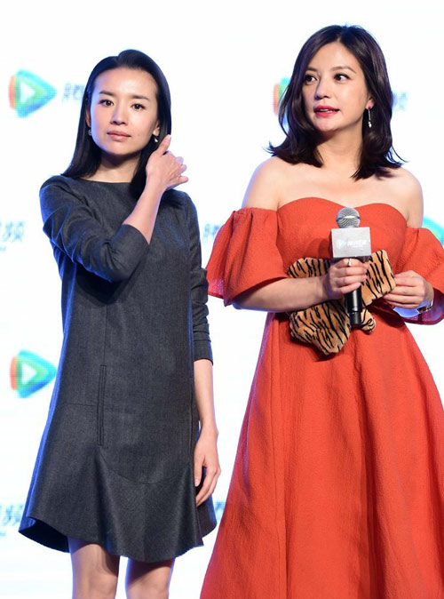 Triệu Vy khoe vai trần gợi cảm bên Đồng Đại Vy - 5