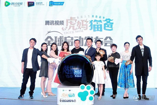 Triệu Vy khoe vai trần gợi cảm bên Đồng Đại Vy - 6