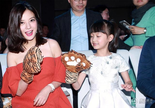 Triệu Vy khoe vai trần gợi cảm bên Đồng Đại Vy - 1