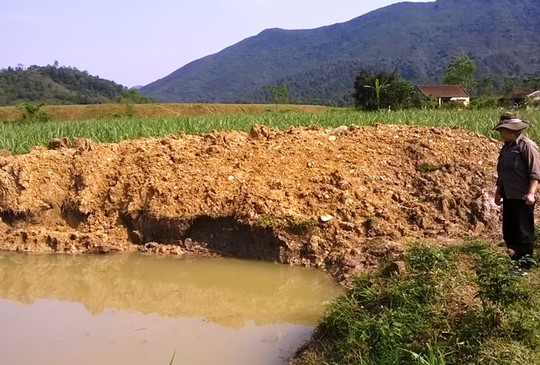 Theo bố mẹ đi ăn cưới ra ao tắm, 2 bé trai chết đuối - 1