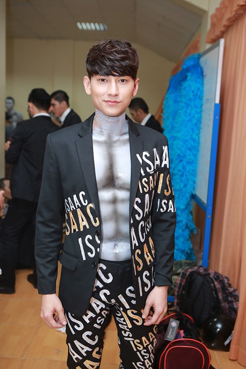 Hồ Ngọc Hà tháo giầy nhún nhảy trên ghế quot;nóngquot; - 11